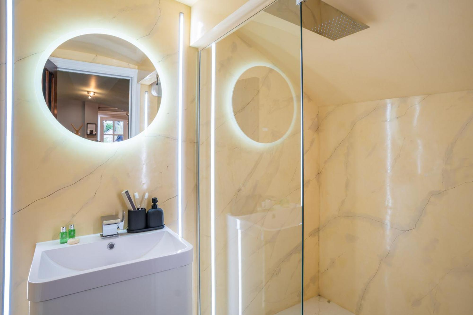 Commandery Vaults - Luxury Apartment In City Centre With Sky Tv Worcester Exterior foto